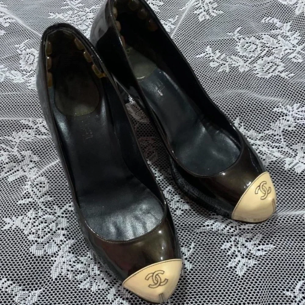 CHANEL Two-Tone Black and Cream Heels - Picture 1 of 4